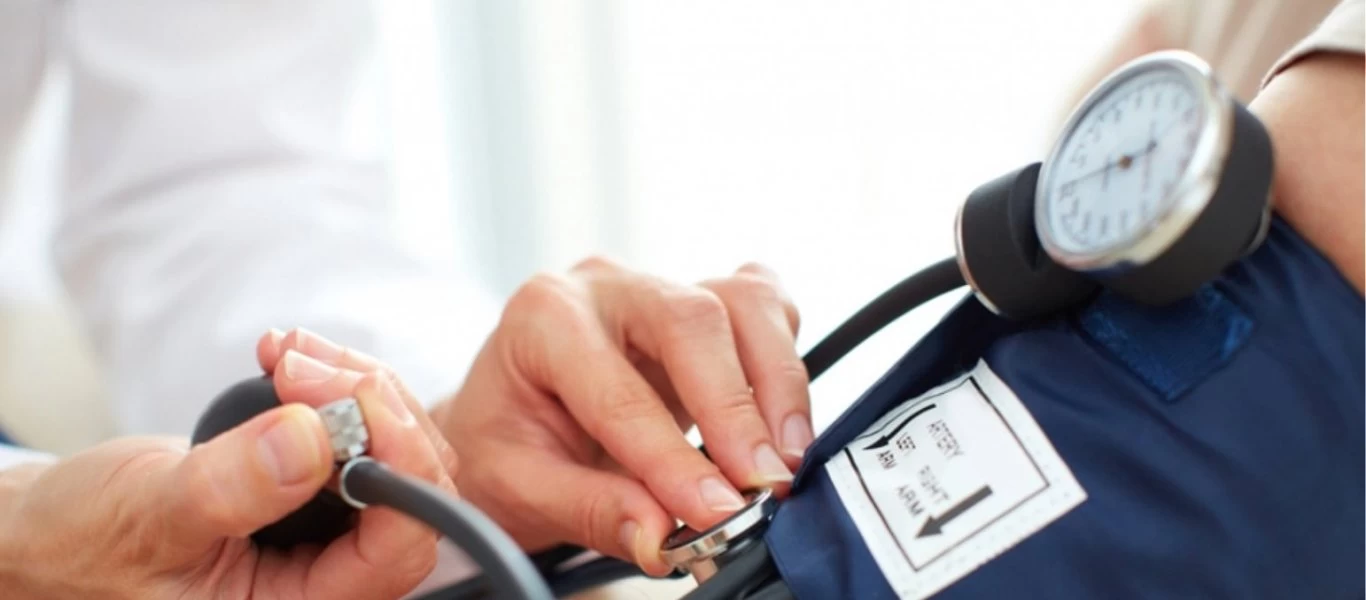 Υπέρταση και διατροφή: 7+1 τροφές που πρέπει να αποφεύγεις όταν έχεις ανεβασμένη πίεση